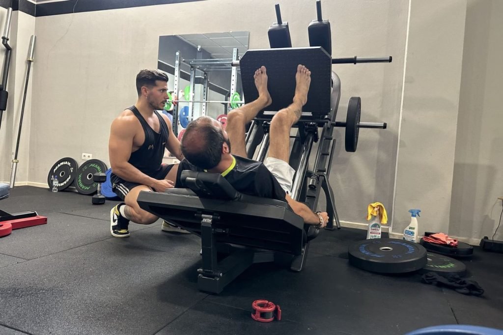 Patxi Fitness entrenador personal Sevilla y Dos Hermanas con equipo de culturismo.