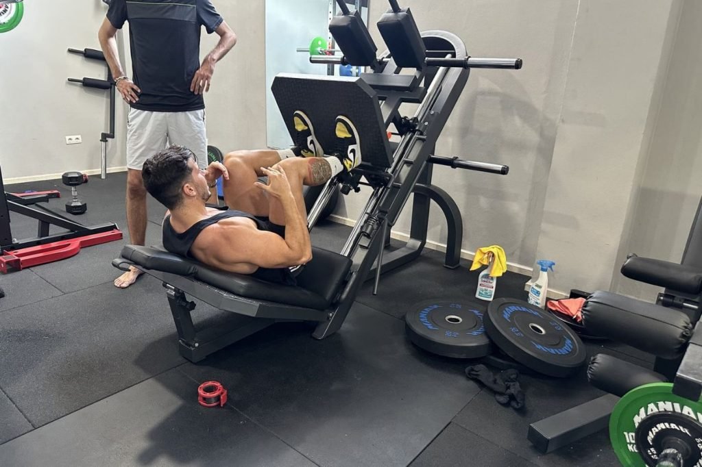 Patxi Fitness entrenador personal Sevilla y Dos Hermanas con equipo de culturismo.